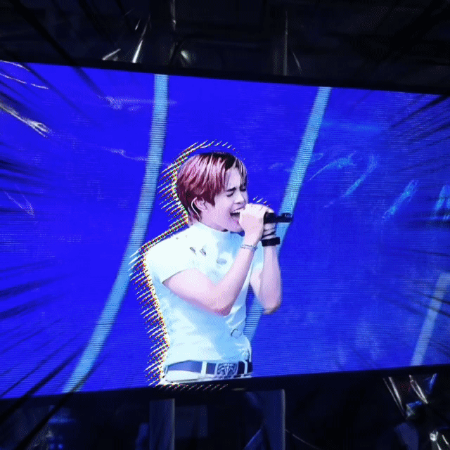 A moment captured by THI-O (NexT1DE)'s fan