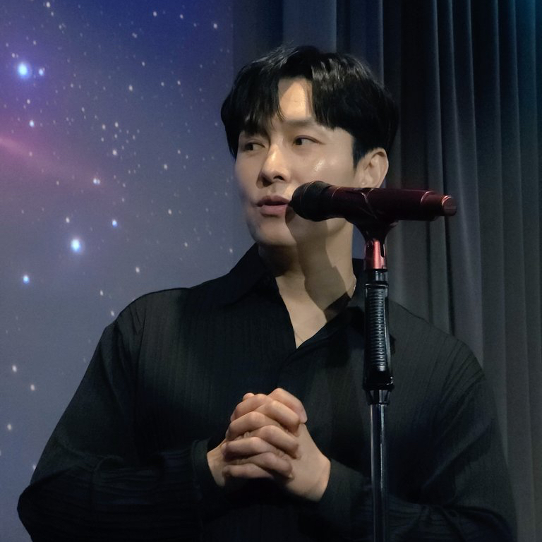 A moment captured by Kim Dongwan (SHINHWA)'s fan