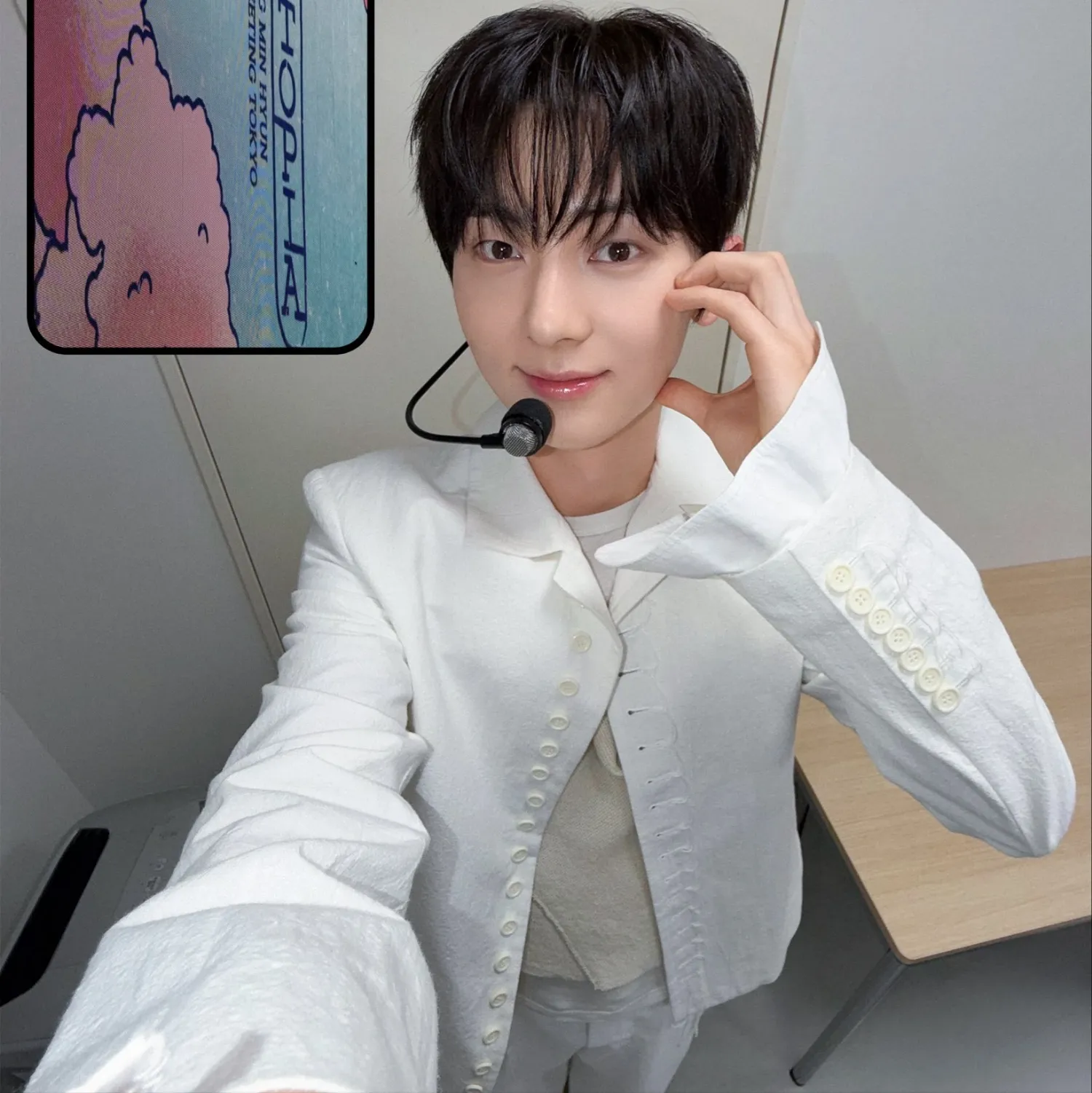 A moment captured by Hwang Minhyun's fan