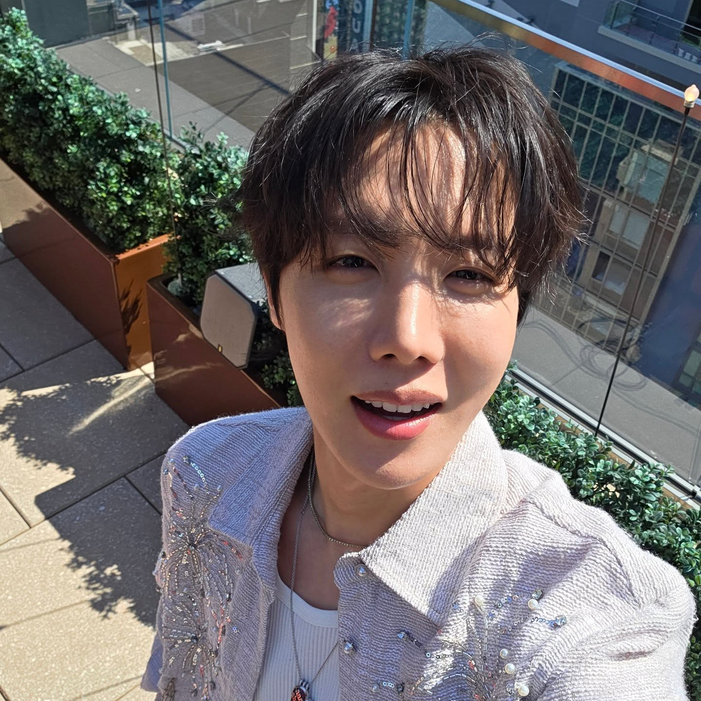 Foto aktivitas terbaru j-hope (BTS)