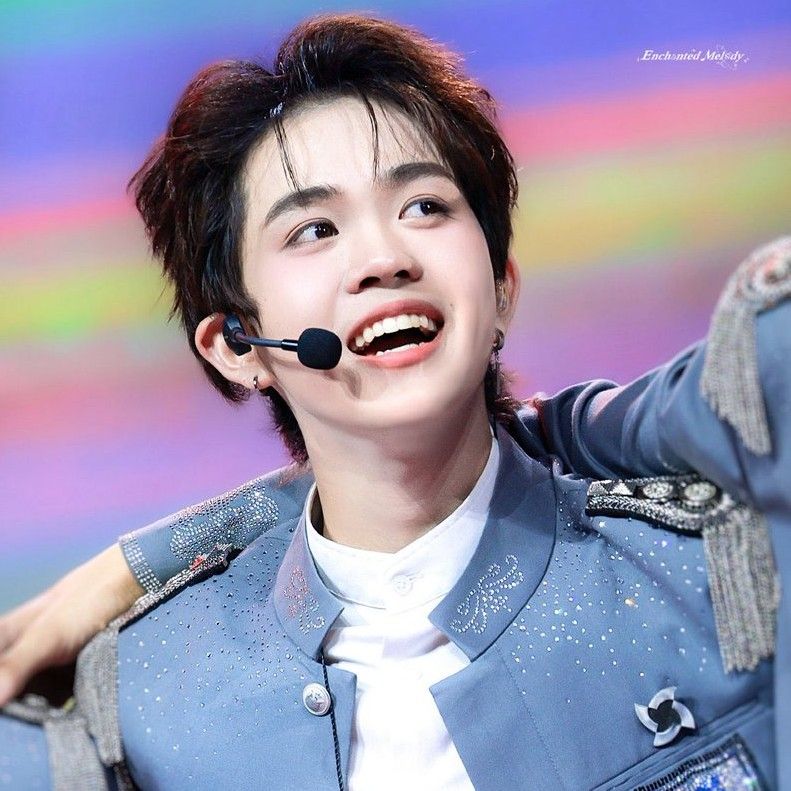 A moment captured by THI-O (NexT1DE)'s fan