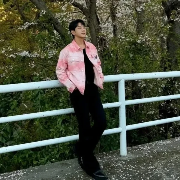 Signature photo of Hwang Chiyeol capturing their charm