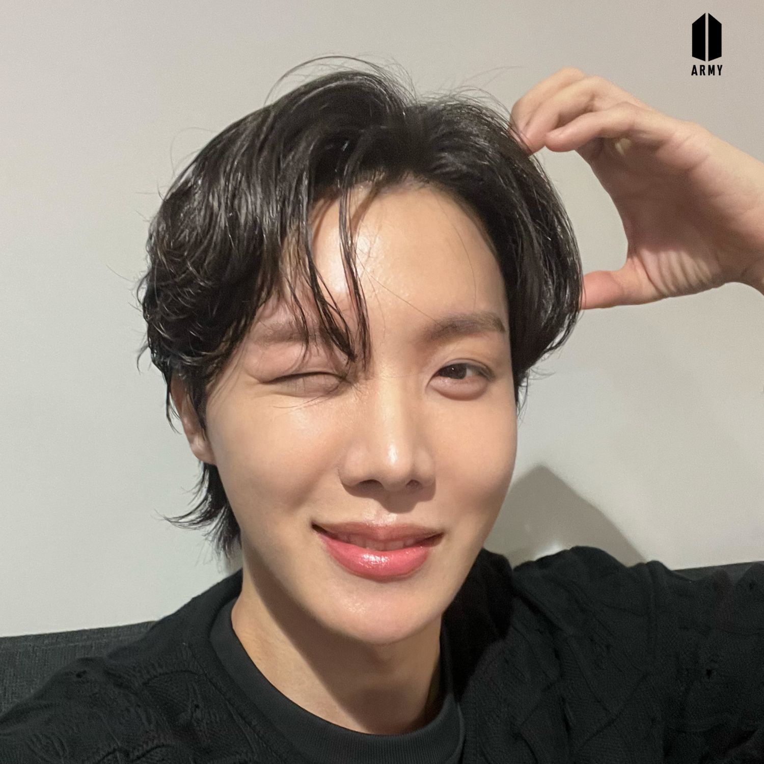 Foto aktivitas terbaru j-hope (BTS)
