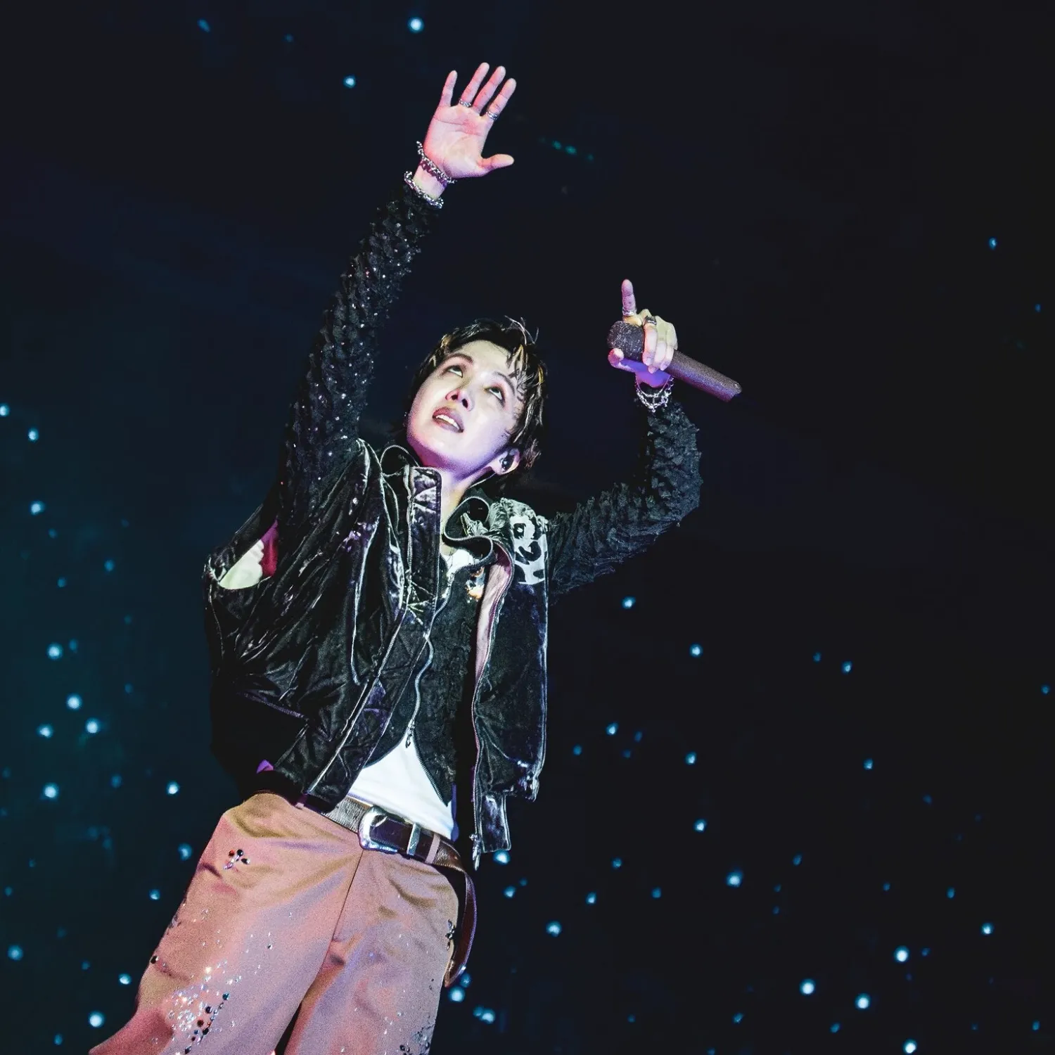 Momen yang diabadikan oleh penggemar j-hope (BTS)