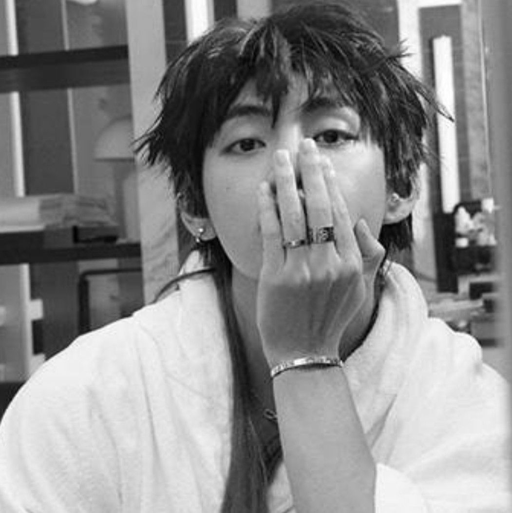 Foto terbaru V (BTS)