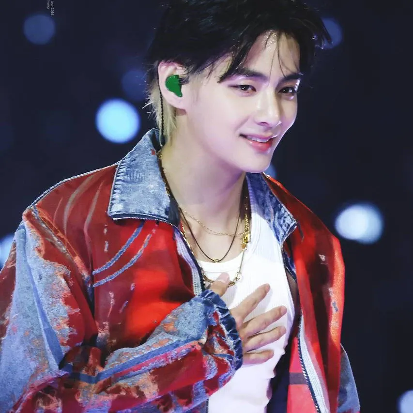 뷔 (방탄소년단)의 최신 사진