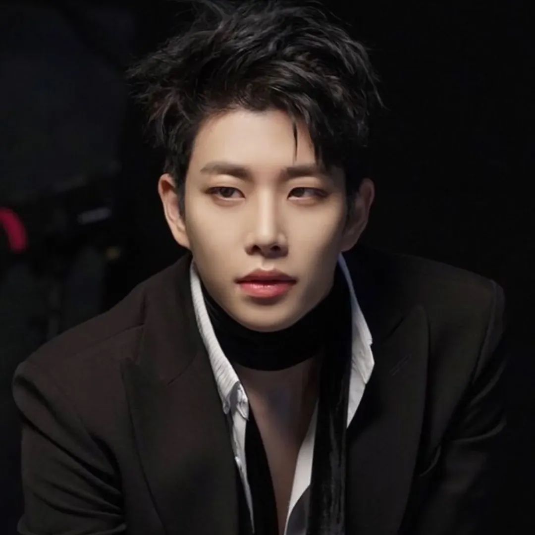 A moment captured by MJ (ASTRO)'s fan