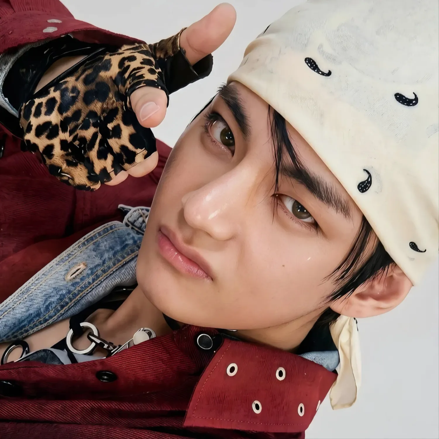 Behind-the-scenes cut of V (BTS)