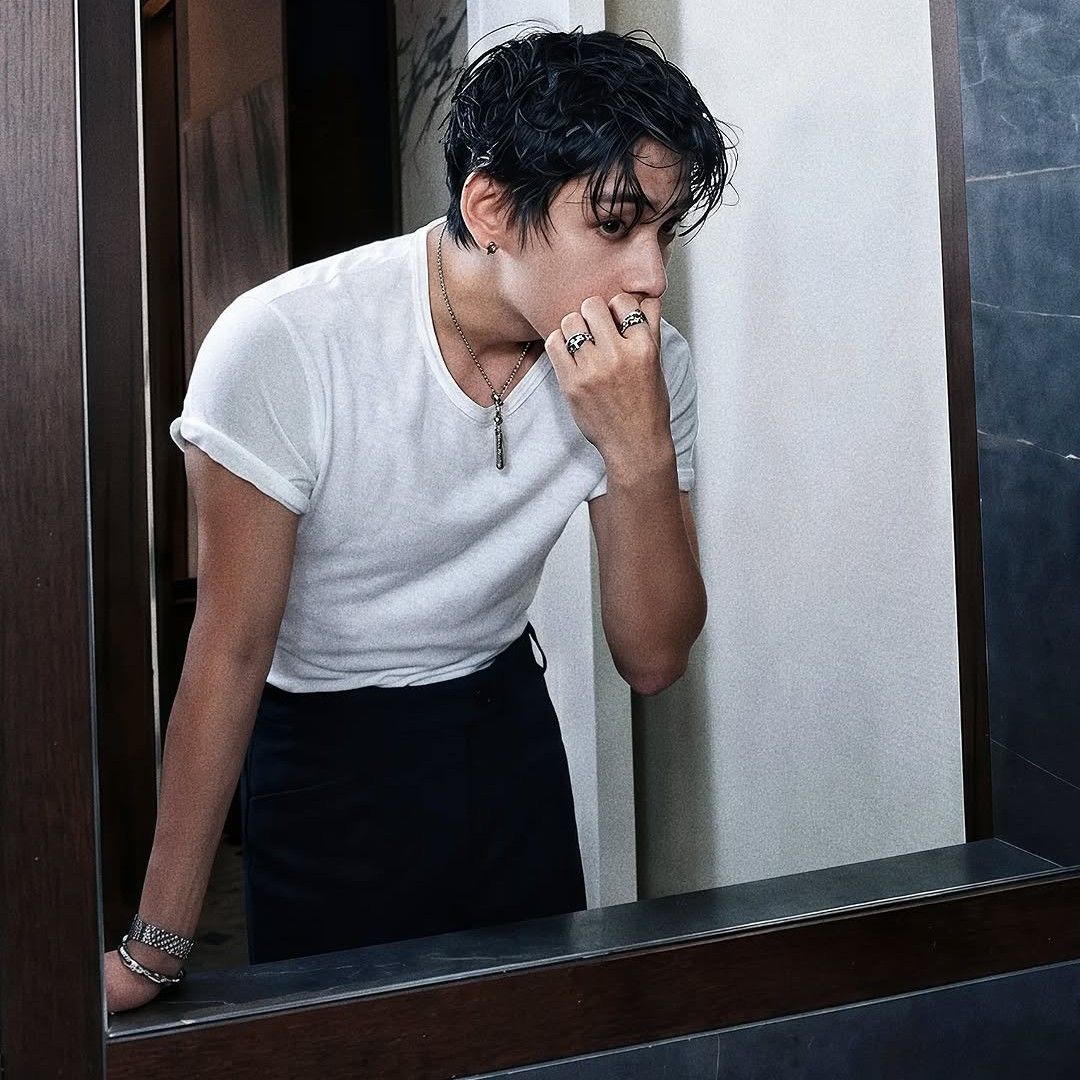 V (防弹少年团)的最新活动照片