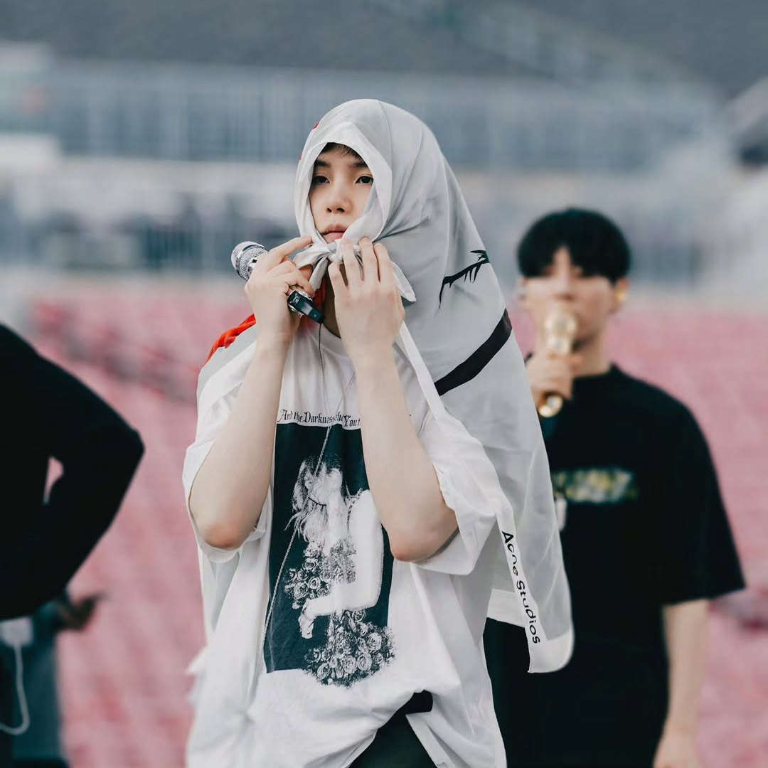 Foto aktivitas terbaru SUGA (BTS)