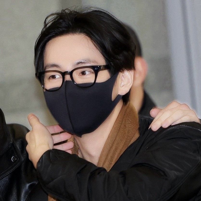 Behind-the-scenes cut of V (BTS)