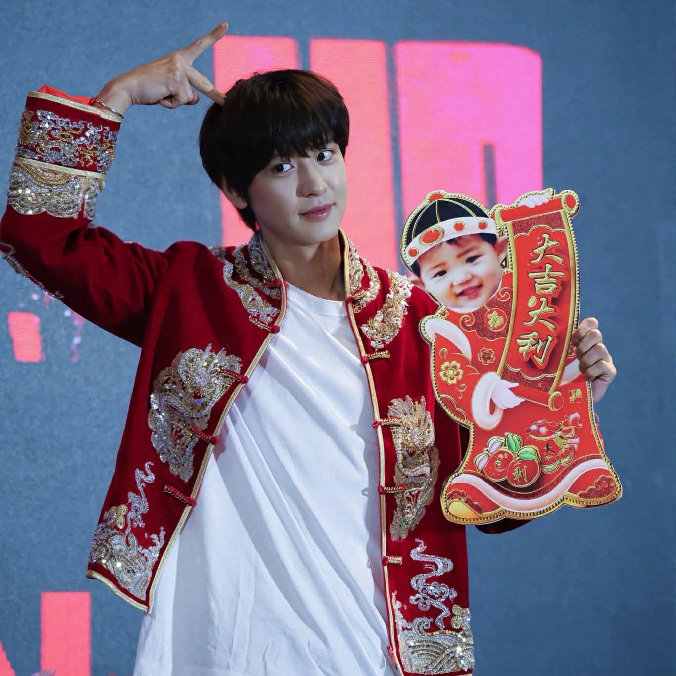 Recent activity shot of Chanyeol (EXO)