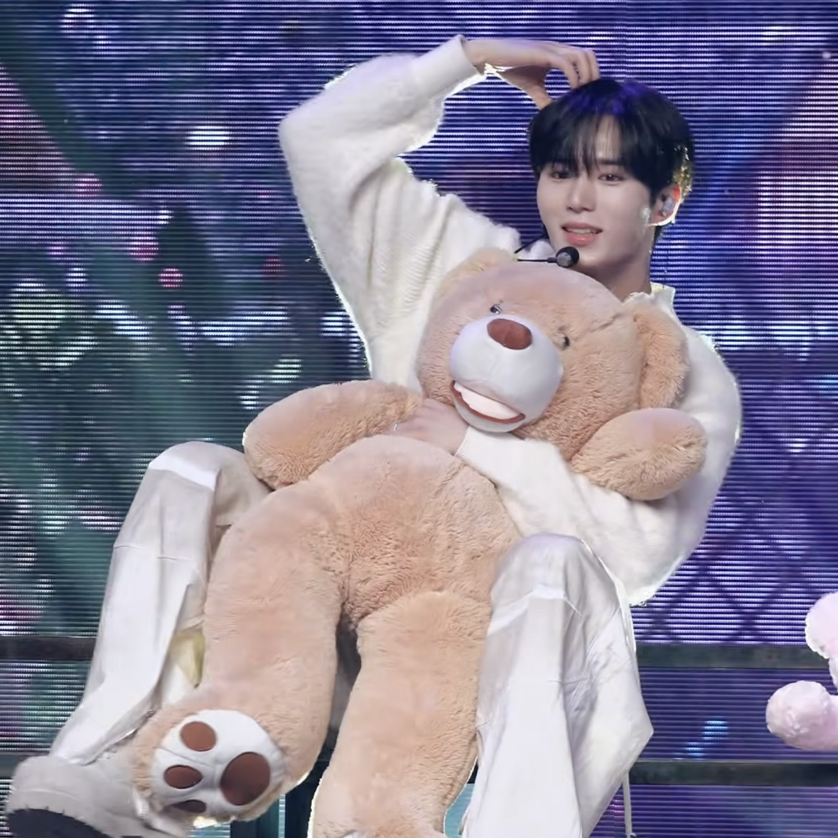 Behind-the-scenes cut of Kim Junseo (ALPHA DRIVE ONE)