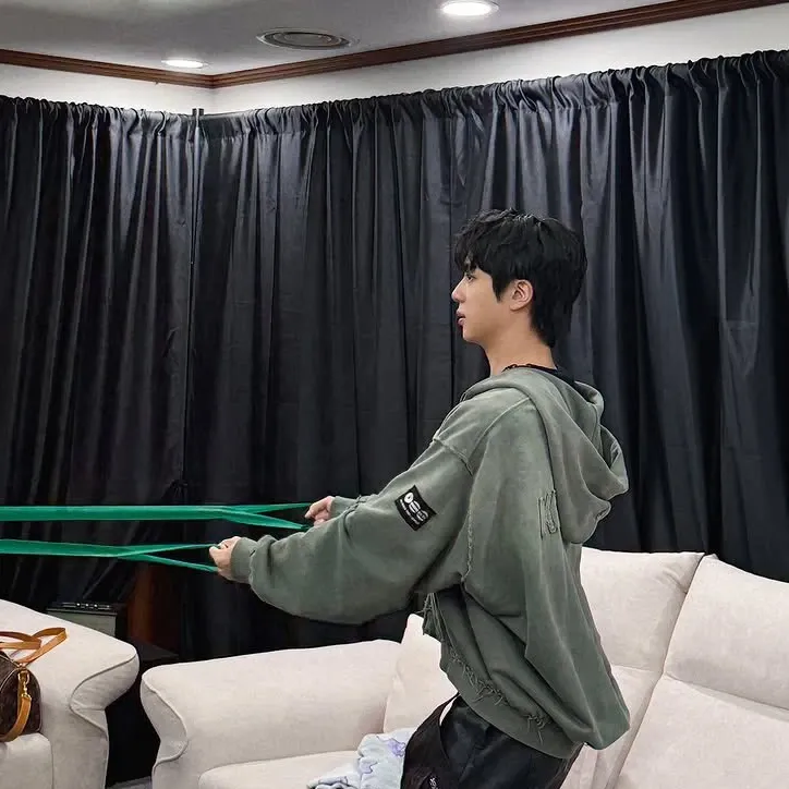 진 (방탄소년단) 최근 활동샷
