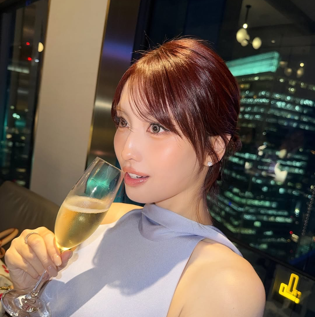 Behind-the-scenes cut of Momo (TWICE)