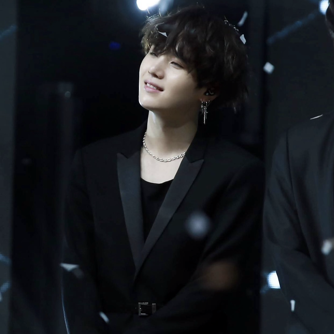 Foto aktivitas terbaru SUGA (BTS)