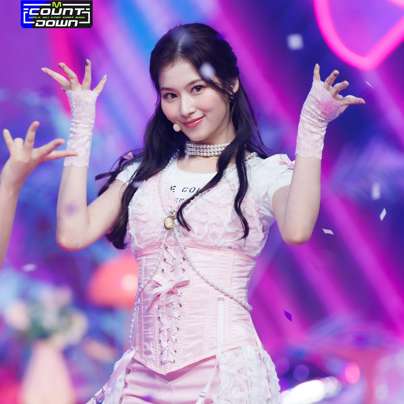 Momen yang diabadikan oleh penggemar Sana (TWICE)