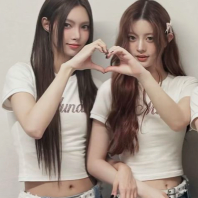 A moment captured by ILLIT's fan