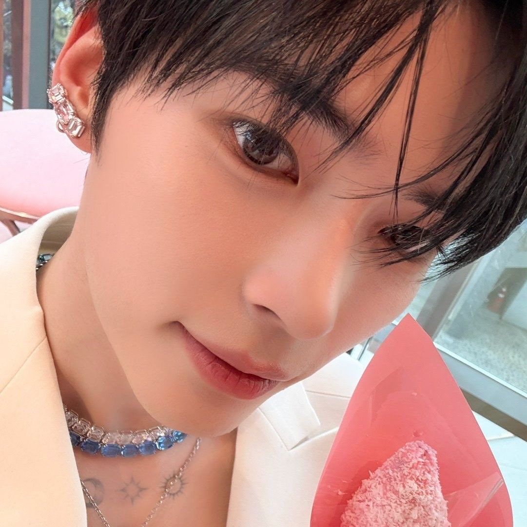 Behind-the-scenes cut of Sung Hanbin (ZEROBASEONE)