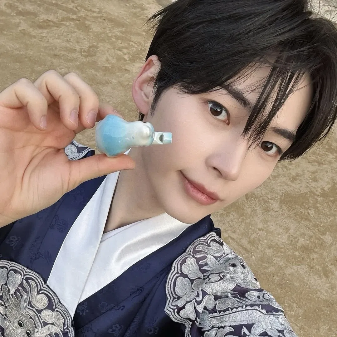 Potret di balik layar Sung Hanbin (ZEROBASEONE)