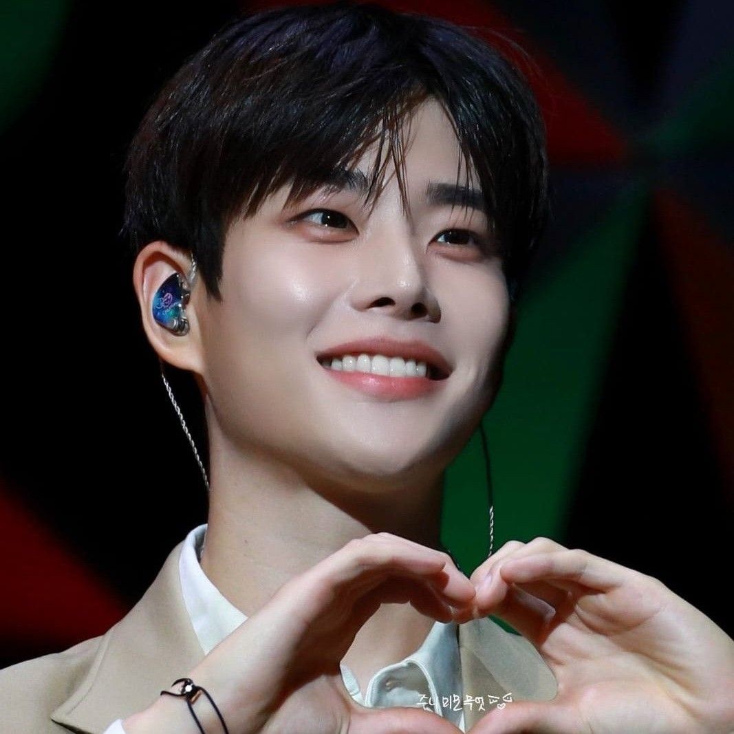 A moment captured by MJ (ASTRO)'s fan