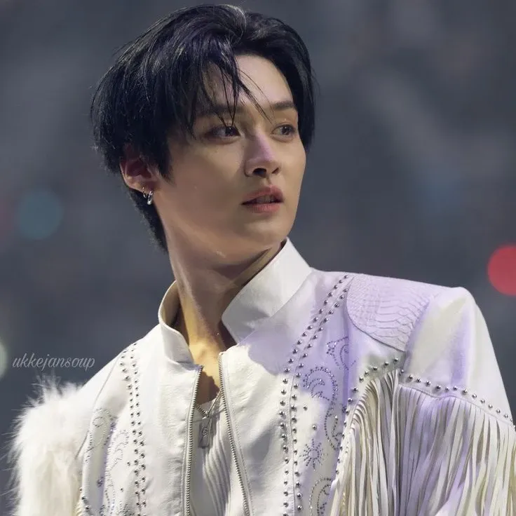 Latest photo of Lee Know (Stray Kids)