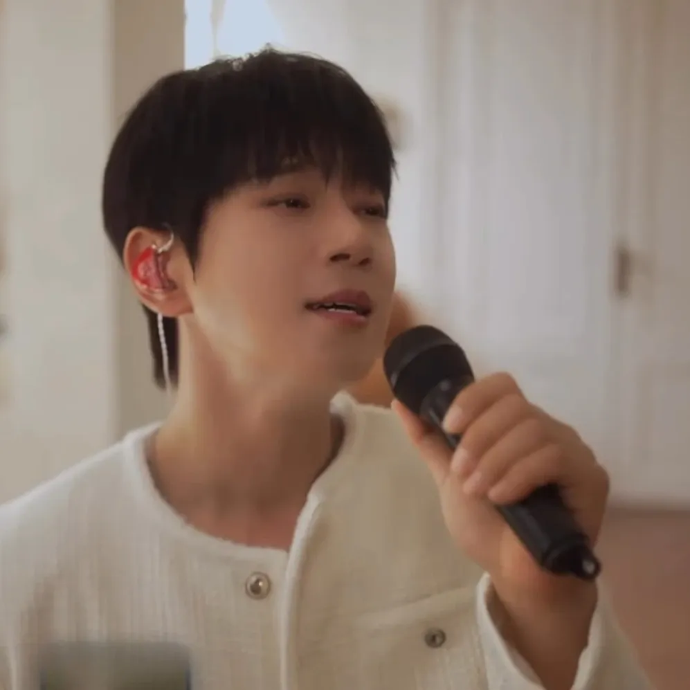 A moment captured by Hwang Chiyeol's fan