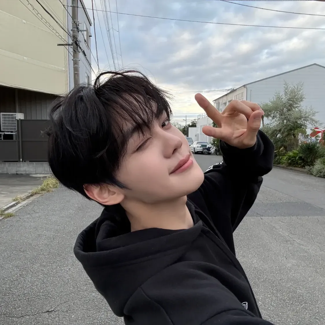 Behind-the-scenes cut of Kim Gyuvin
