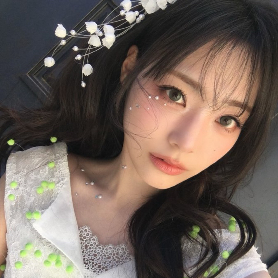 Latest photo of Siyeon (QWER)