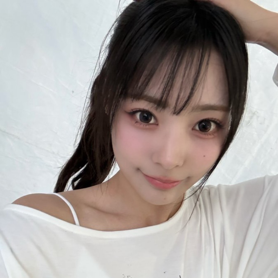 Recent activity shot of Siyeon (QWER)