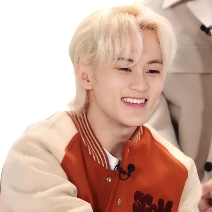 Behind-the-scenes cut of Mark