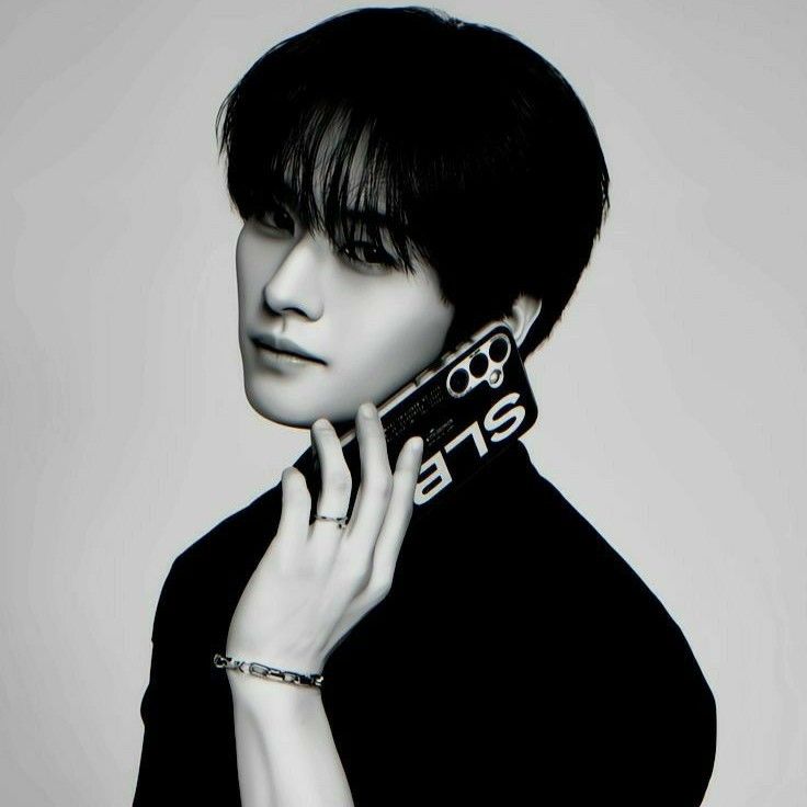 Behind-the-scenes cut of Lee Know (Stray Kids)