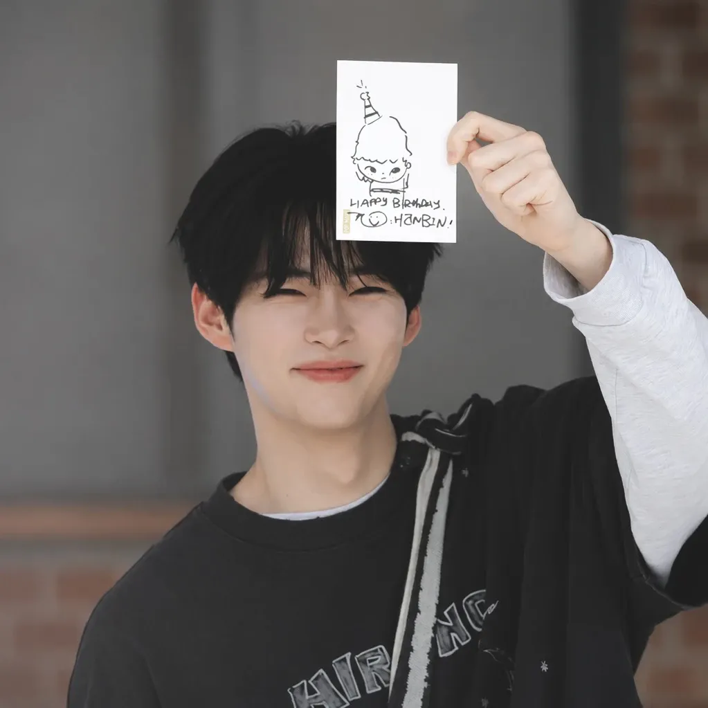 A moment captured by Sung Hanbin (ZEROBASEONE)'s fan