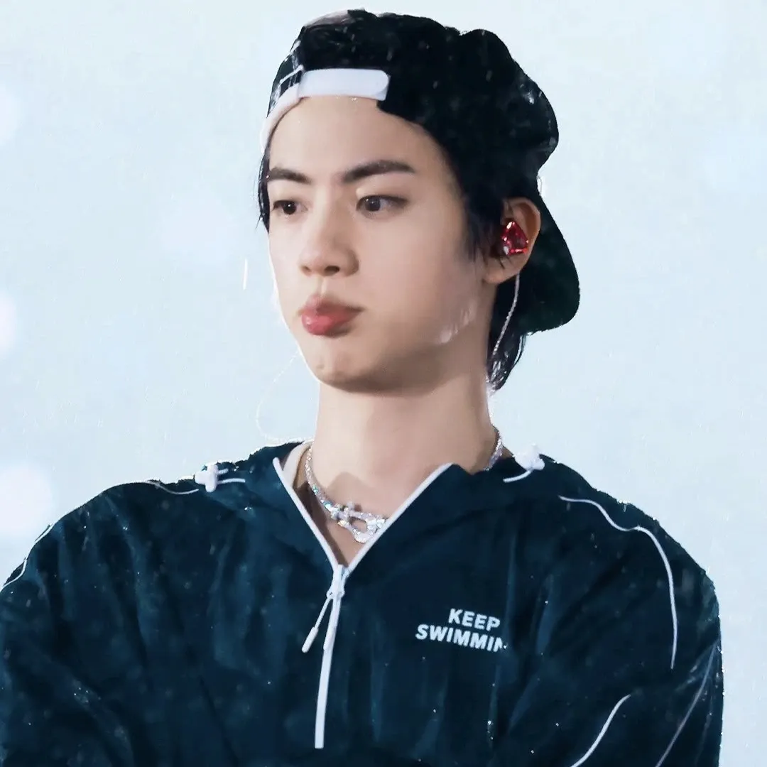 Momen yang diabadikan oleh penggemar Jin (BTS)