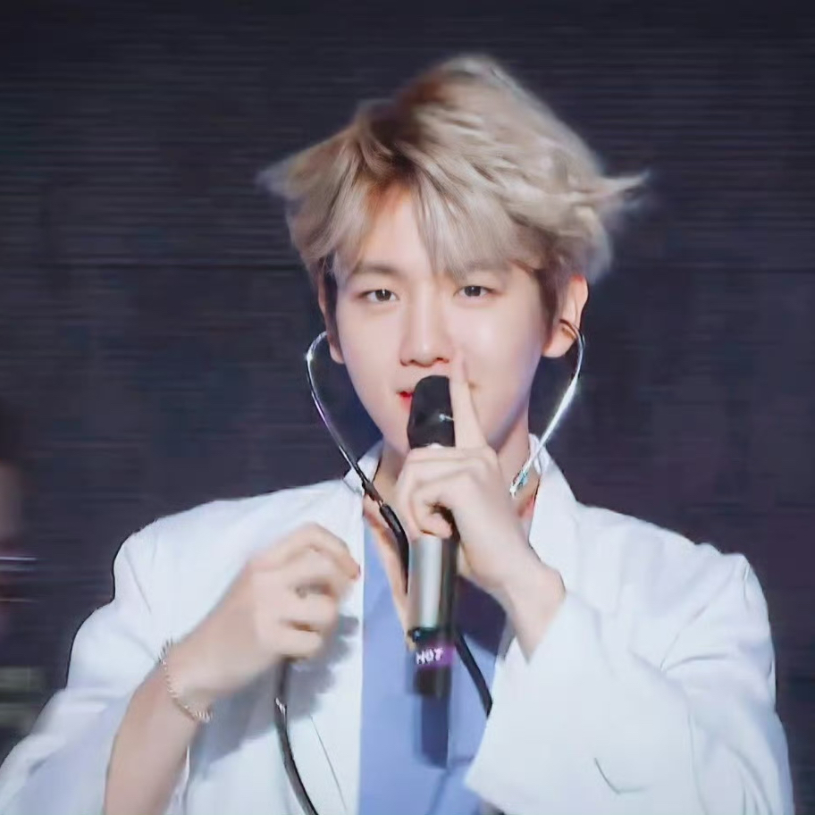 A moment captured by Baekhyun (EXO)'s fan