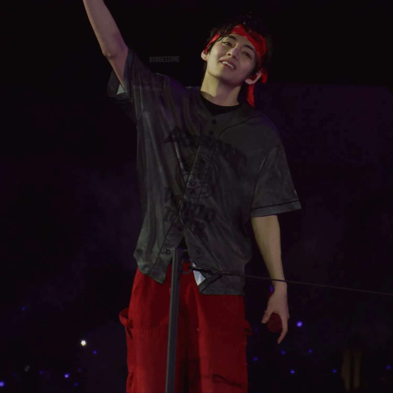 Behind-the-scenes cut of V (BTS)