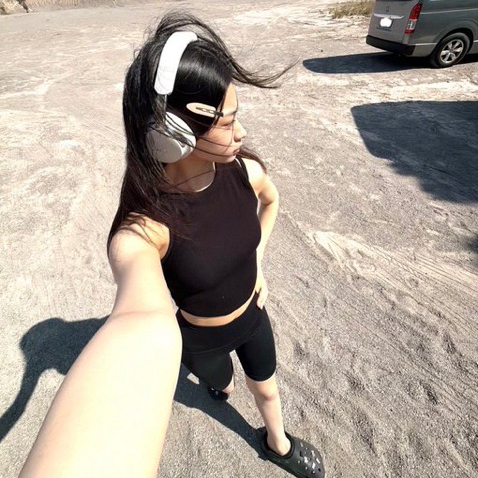 A moment captured by KYA (KiiiKiii)'s fan