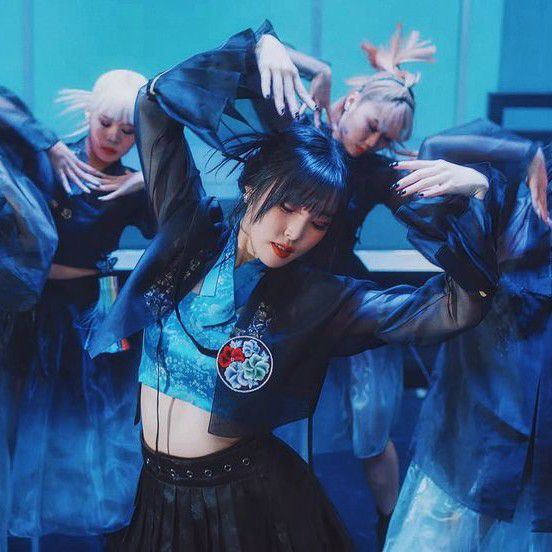 A moment captured by Yuju (GFRIEND)'s fan