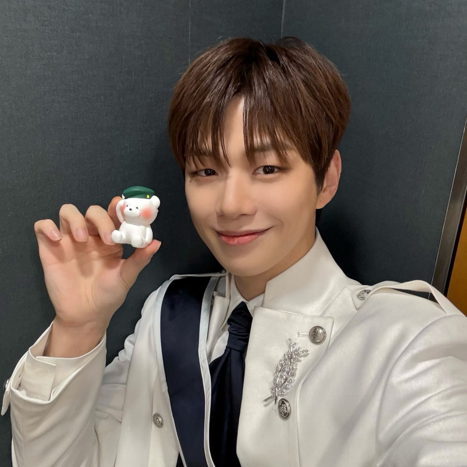 강다니엘의 비하인드 컷