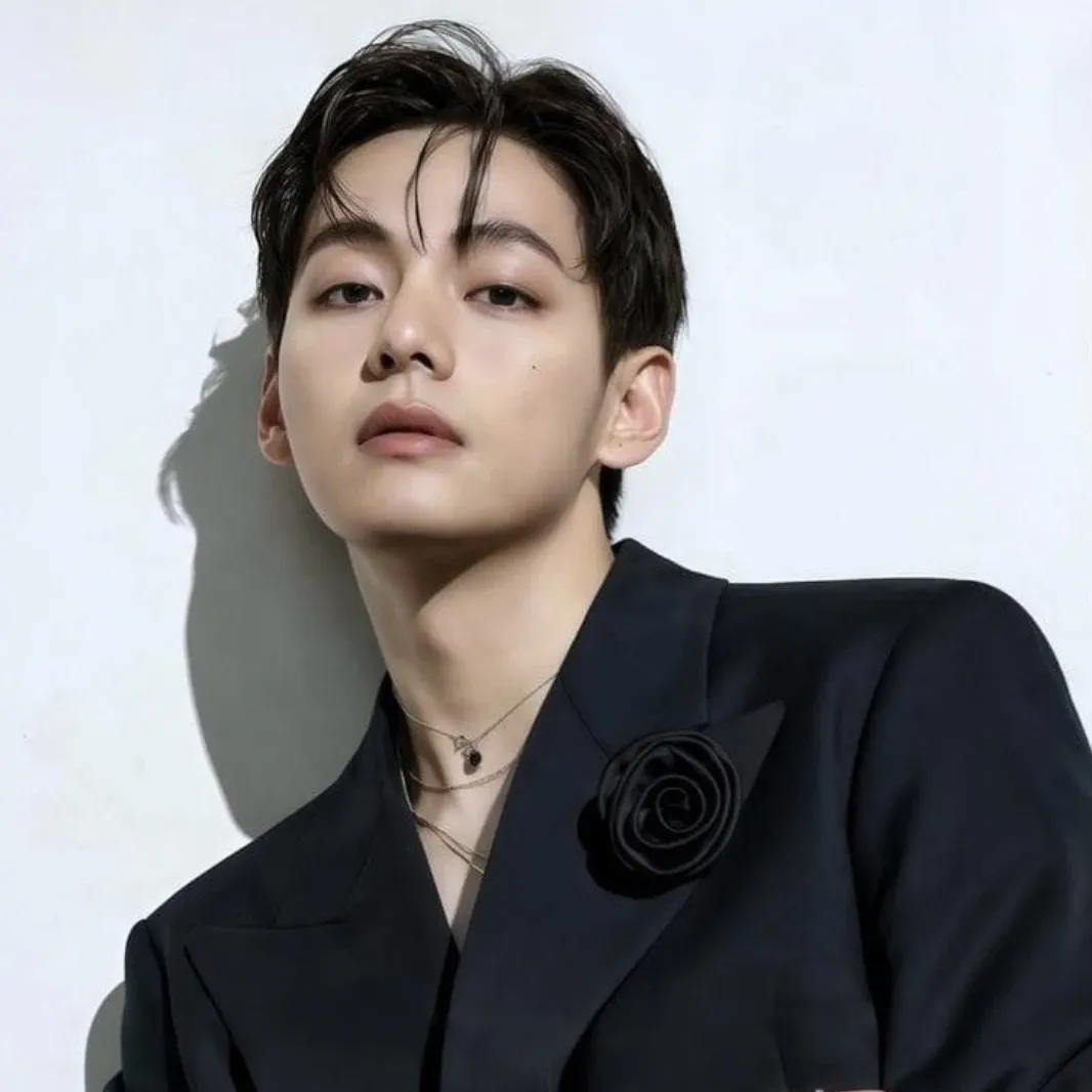 뷔 (방탄소년단) 최근 활동샷