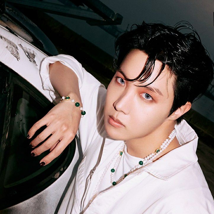 Behind-the-scenes cut of BTS