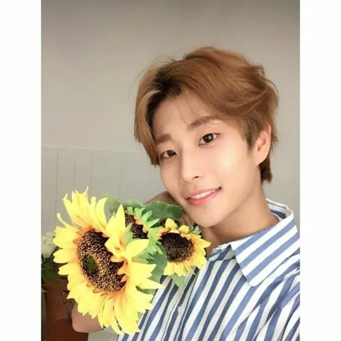 A moment captured by MJ (ASTRO)'s fan