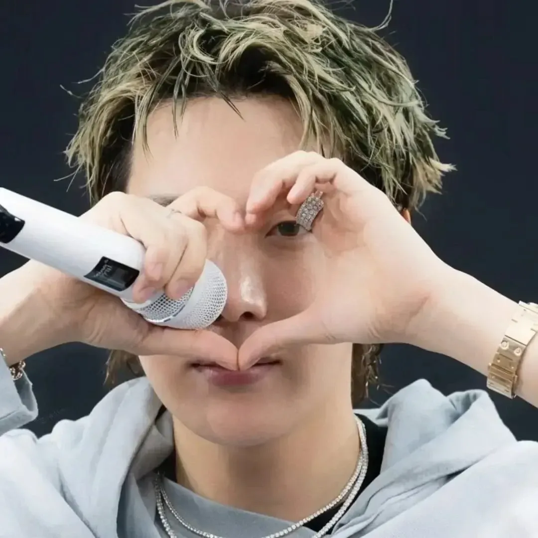 Foto terbaru j-hope (BTS)