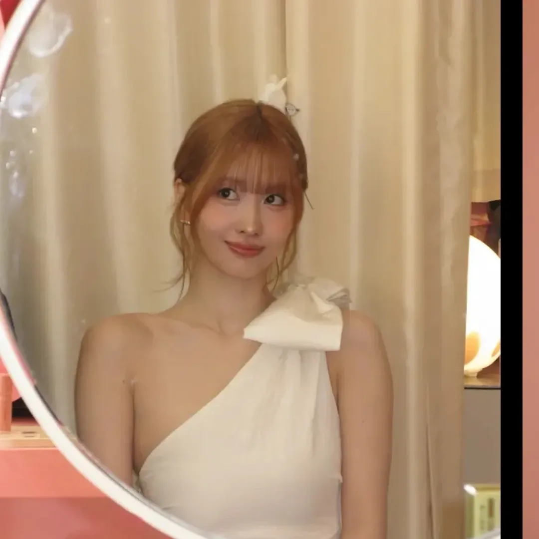 Foto terbaru Momo (TWICE)