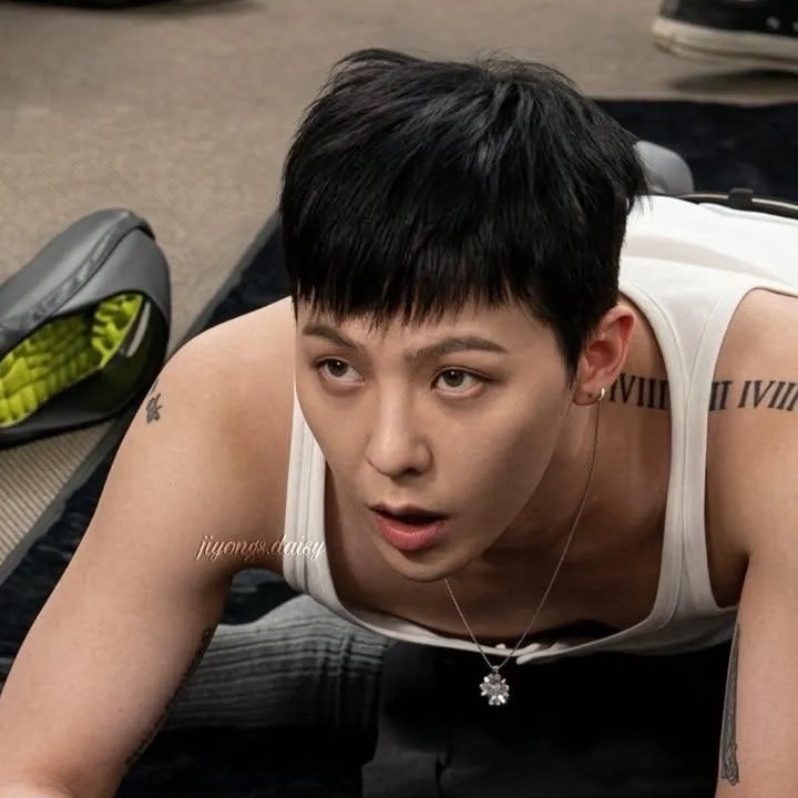 Foto terbaru G-DRAGON (BIGBANG)