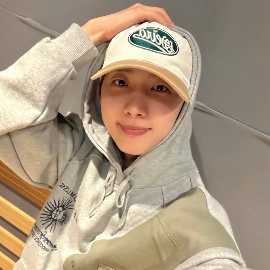 A moment captured by Hui (PENTAGON)'s fan