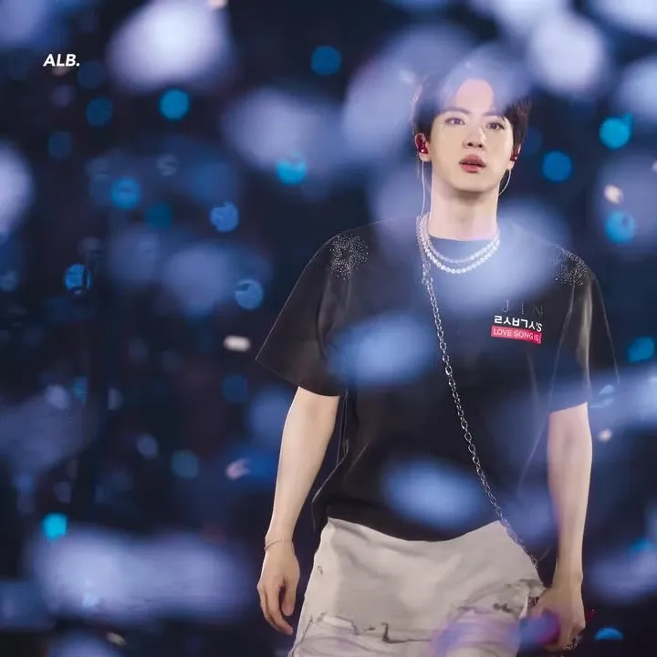 Foto aktivitas terbaru Jin (BTS)