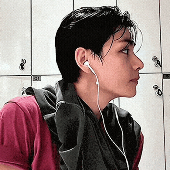 Behind-the-scenes cut of V (BTS)