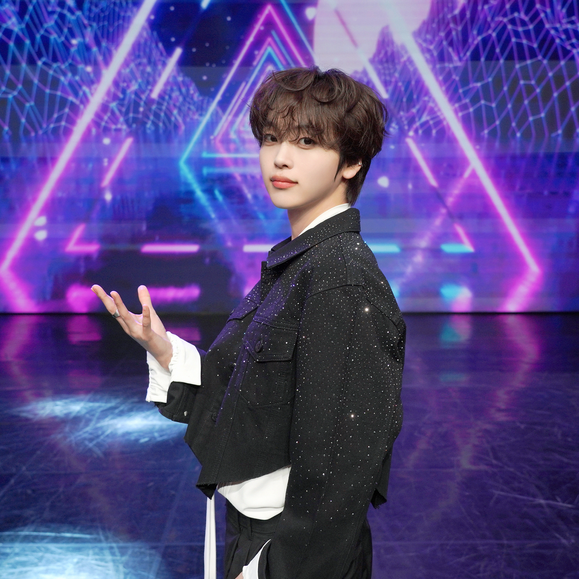Latest photo of Hyeongjun (CRAVITY)