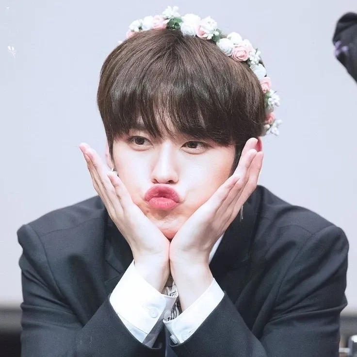 Behind-the-scenes cut of Lee Know (Stray Kids)